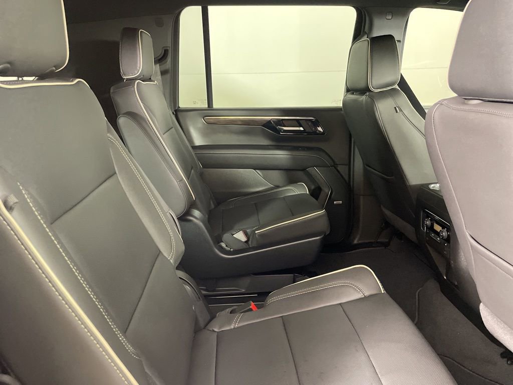 2025 Chevrolet Suburban Premier photo 16