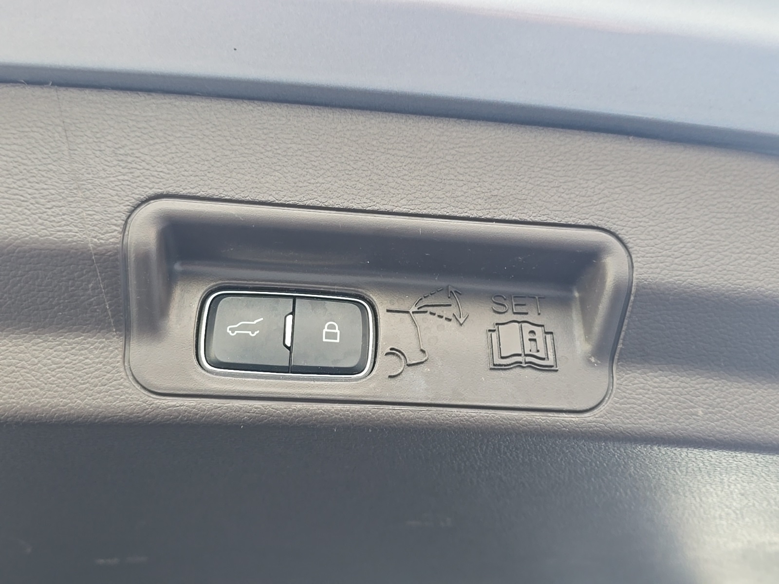 2022 Ford Explorer Hybrid Platinum photo 25