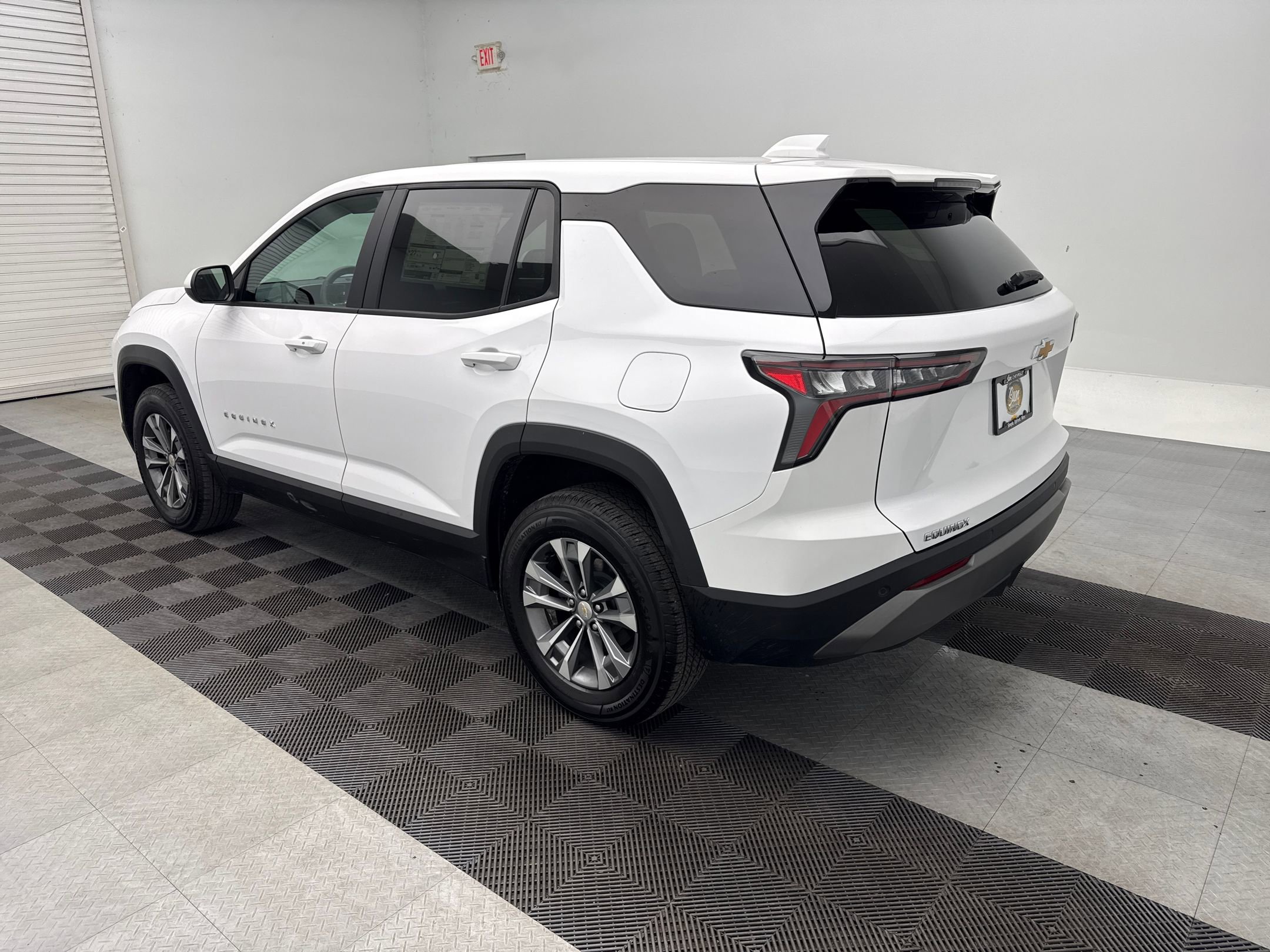 2025 Chevrolet Equinox LT photo 2