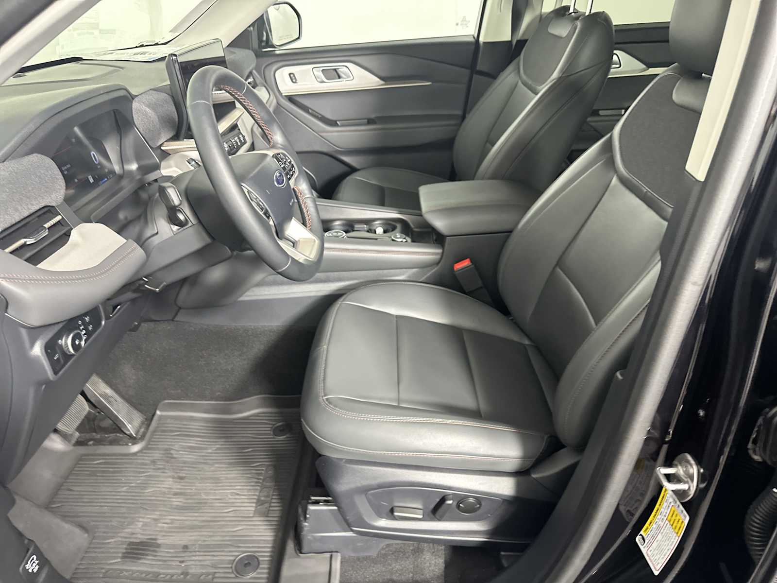 2025 Ford Explorer photo 4