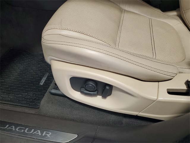 2017 Jaguar F-PACE Prestige photo 10