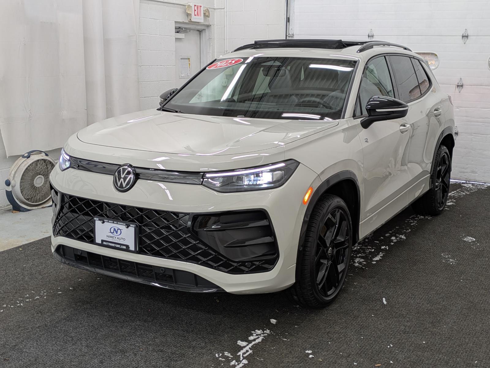 2025 Volkswagen Tiguan SE R-LINE BLACK's photo