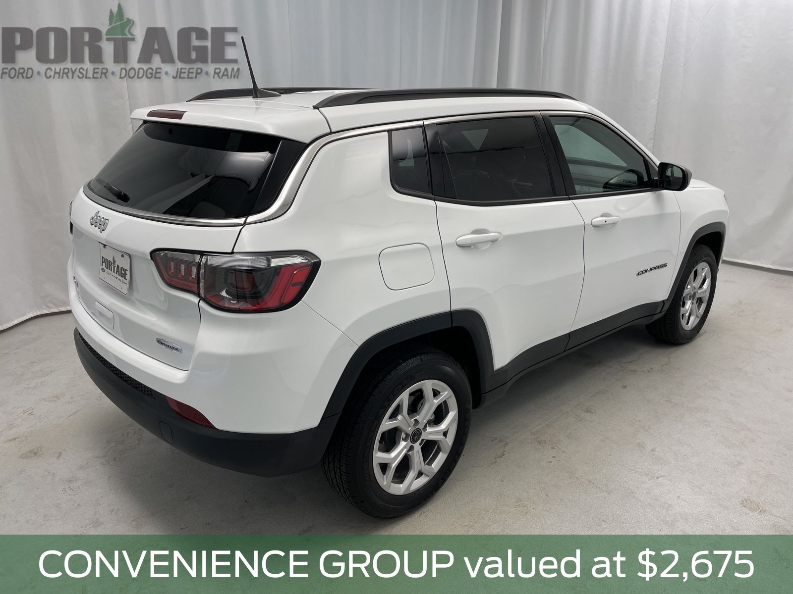 New 2025 Bright White Clear-Coat Exterior Paint Jeep Latitude image 2