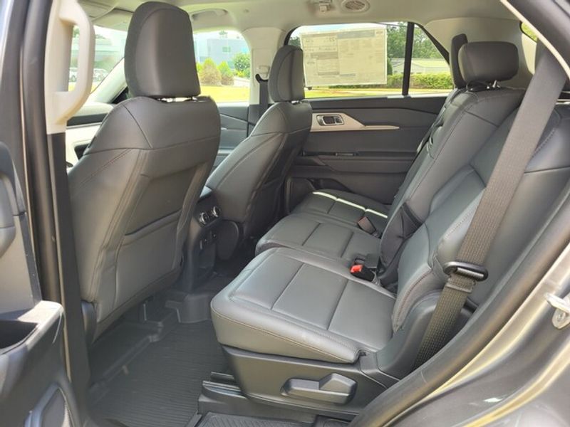 2025 Ford Explorer photo 4