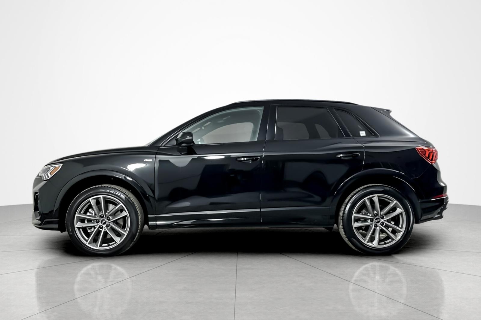 2025 Audi Q3 S line Premium 45 TFSI photo 2