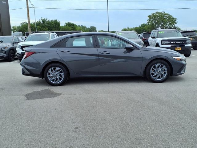2024 Hyundai Elantra SEL photo 4