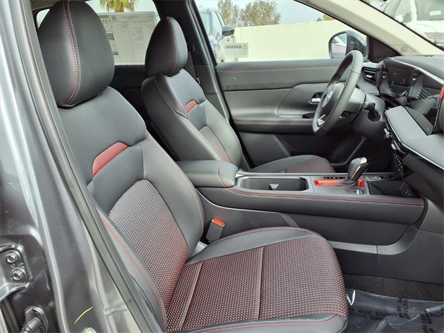 2026 Nissan Kicks SR photo 2