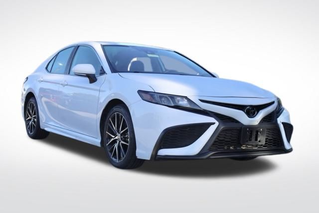 2024 Toyota Camry SE's photo