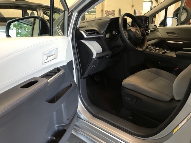 2024 Toyota Sienna LE photo 11