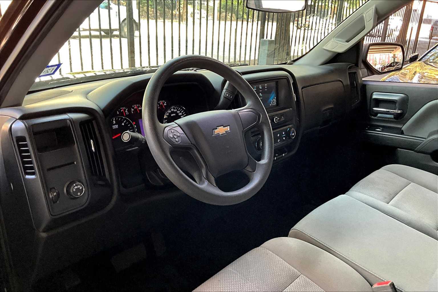 2018 Chevrolet Silverado 1500 Custom photo 16