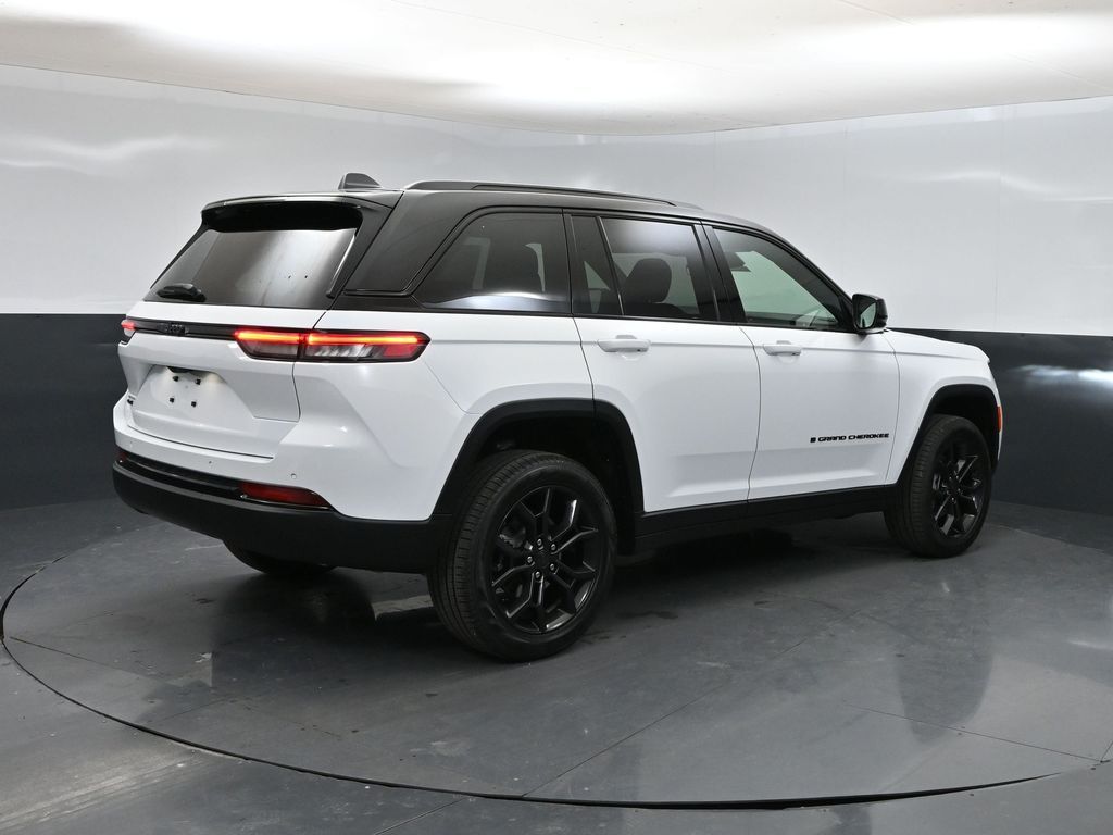 2025 Jeep Grand Cherokee Limited photo 2