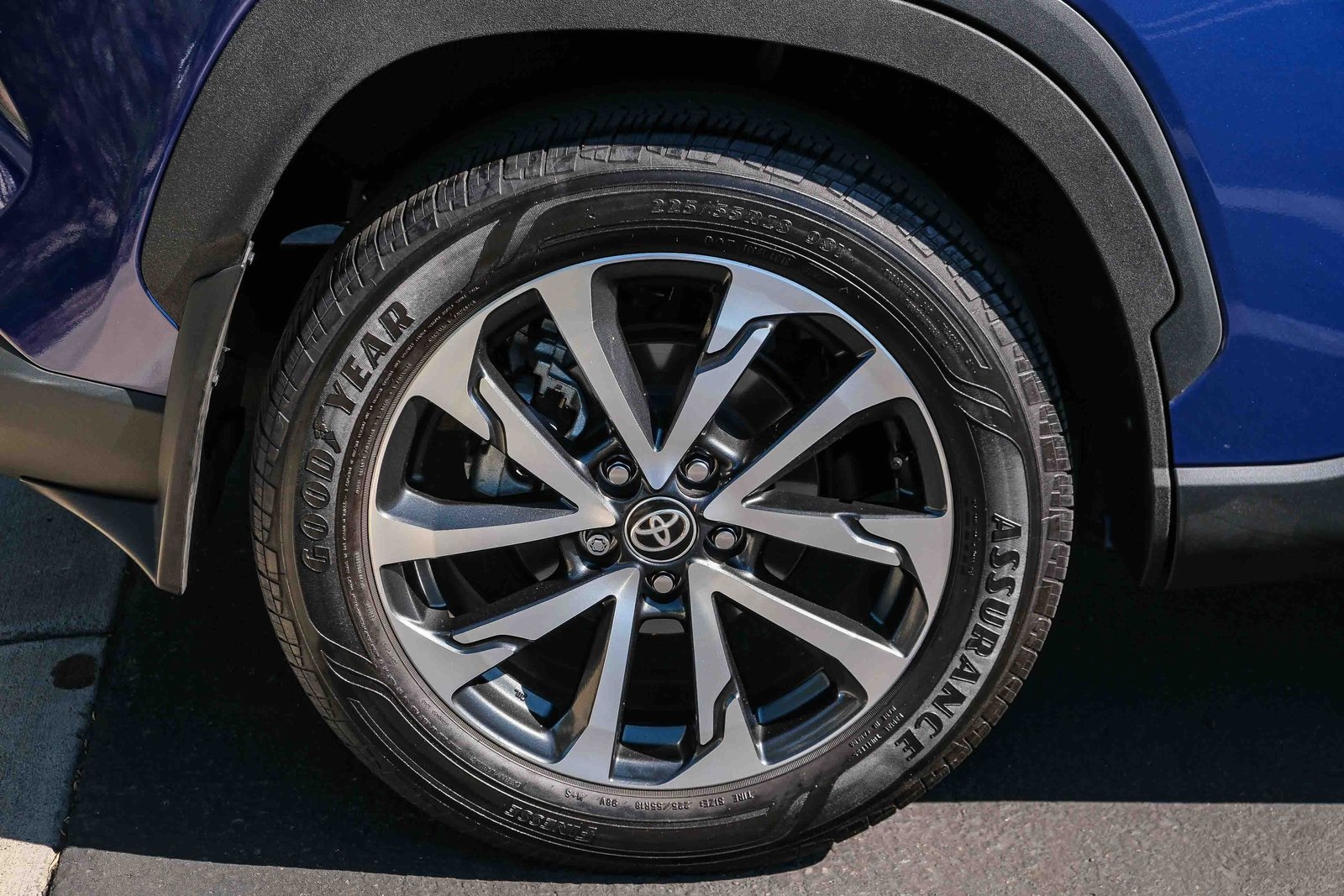 2023 Toyota Corolla Cross XLE photo 2