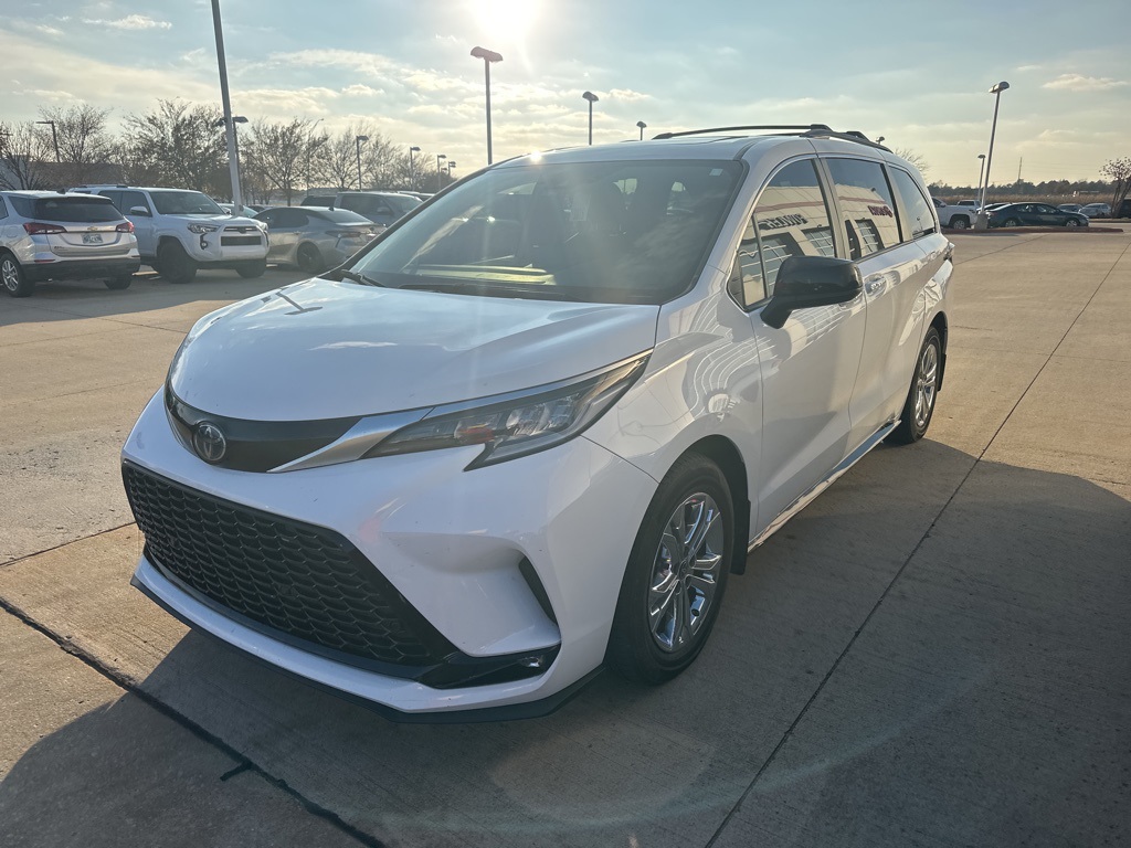 2022 Toyota Sienna XSE's photo