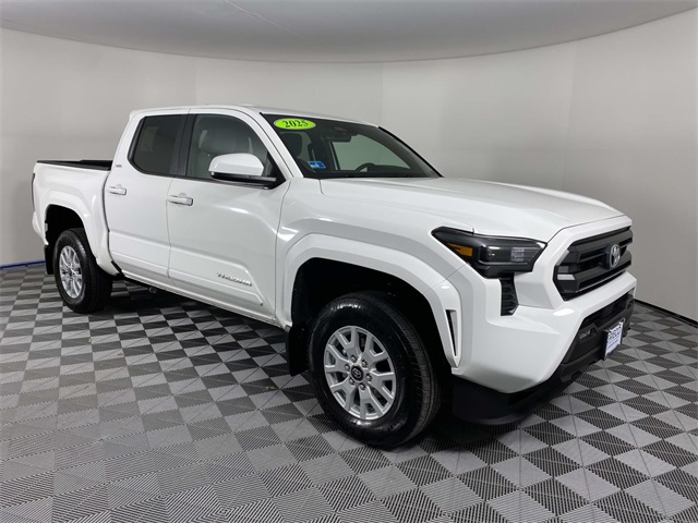 2025 Toyota Tacoma SR5's photo