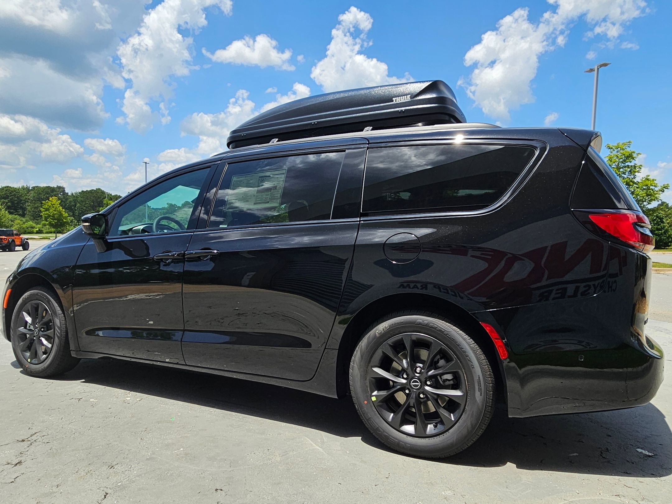 2025 Chrysler Pacifica photo 5