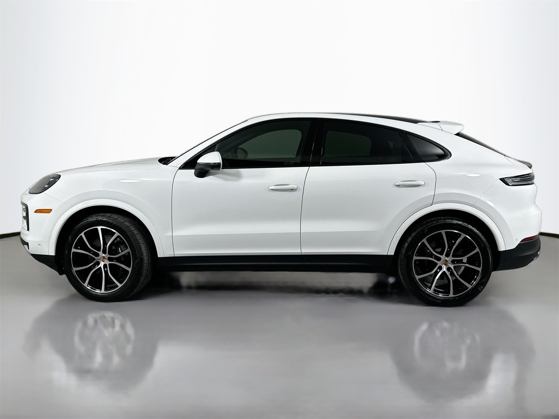 2025 Porsche Cayenne Coupe Base photo 2