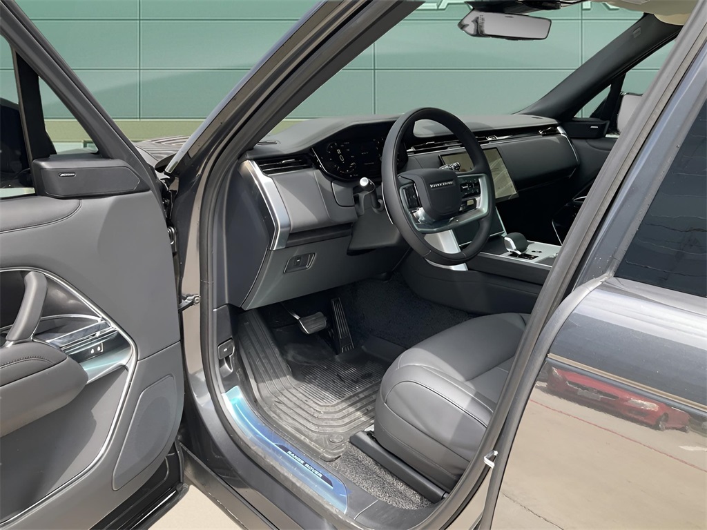 2025 Land Rover Range Rover SE photo 9