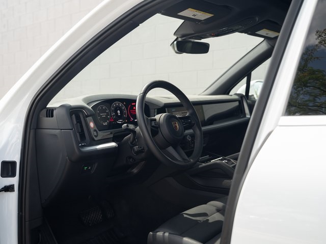 2024 Porsche Cayenne Base photo 3
