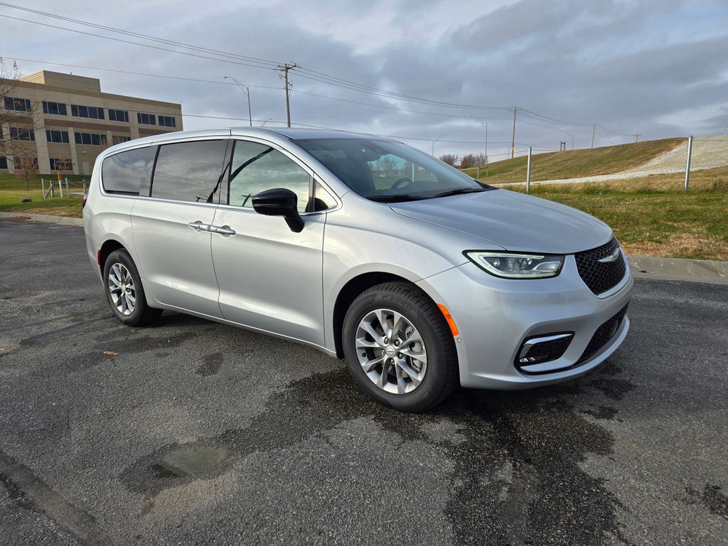 2026 Chrysler Pacifica Select's photo
