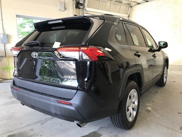 2021 Toyota RAV4 LE photo 3