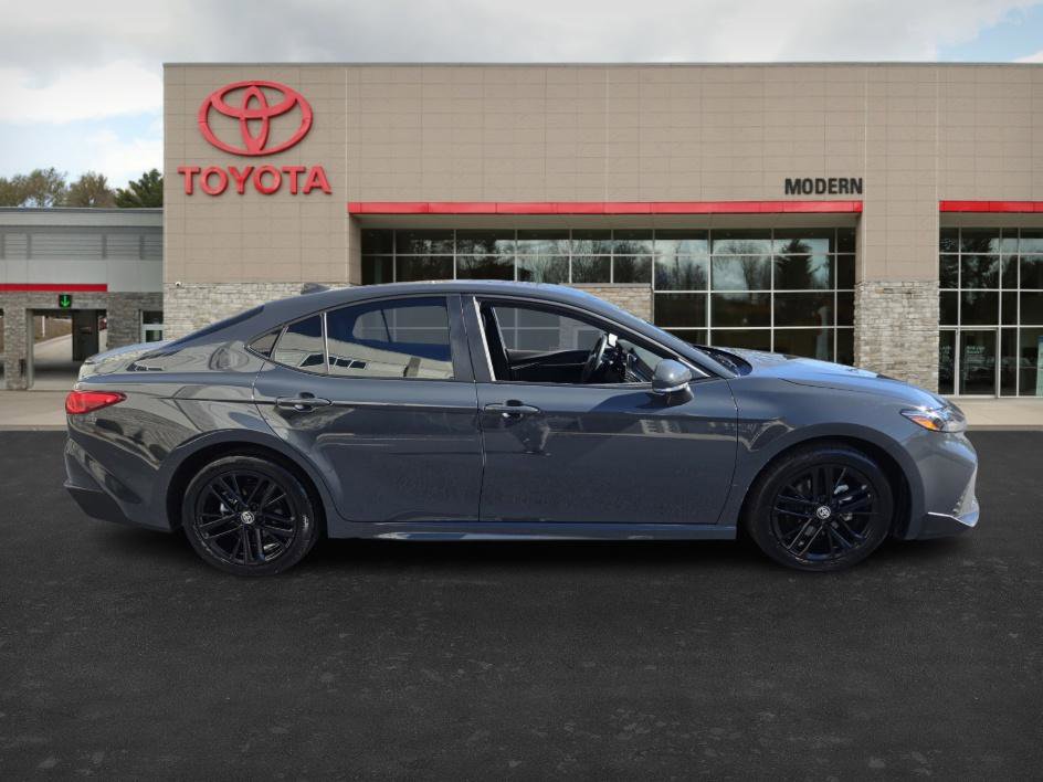 2025 Toyota Camry SE photo 4