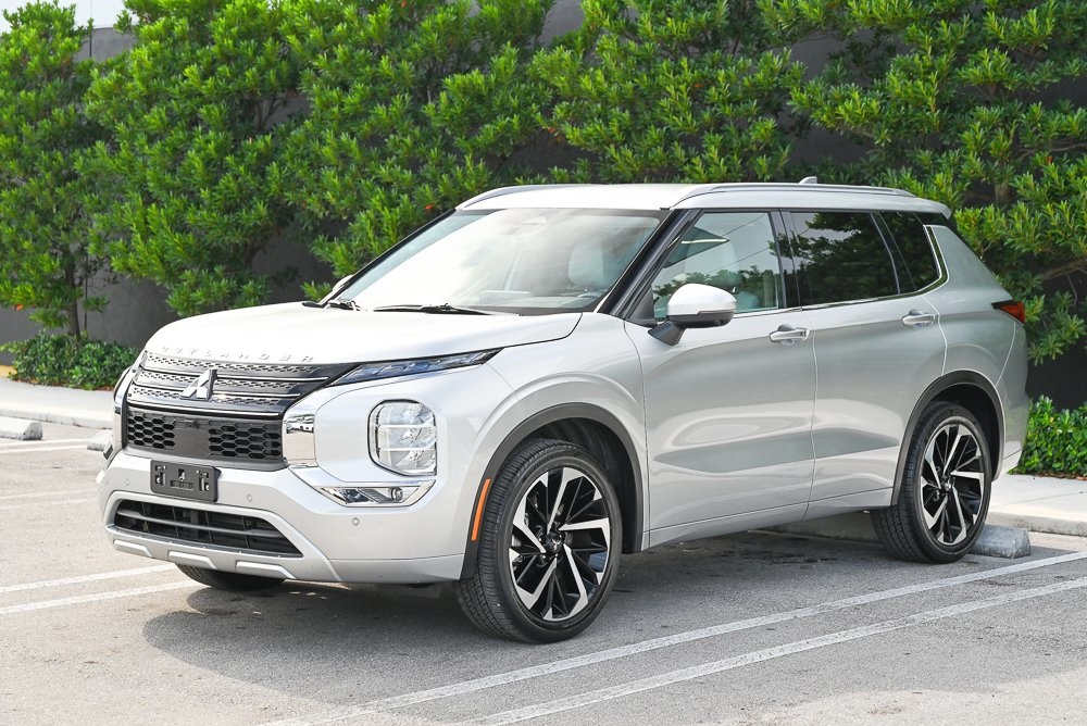 2024 Mitsubishi Outlander SEL's photo
