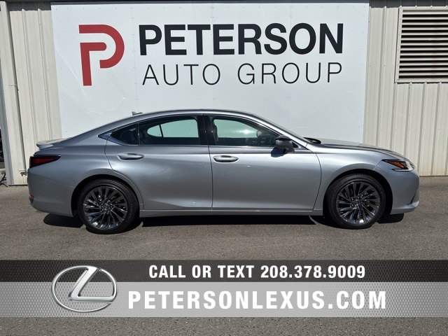 2025 Lexus ES 300h Luxury photo 2