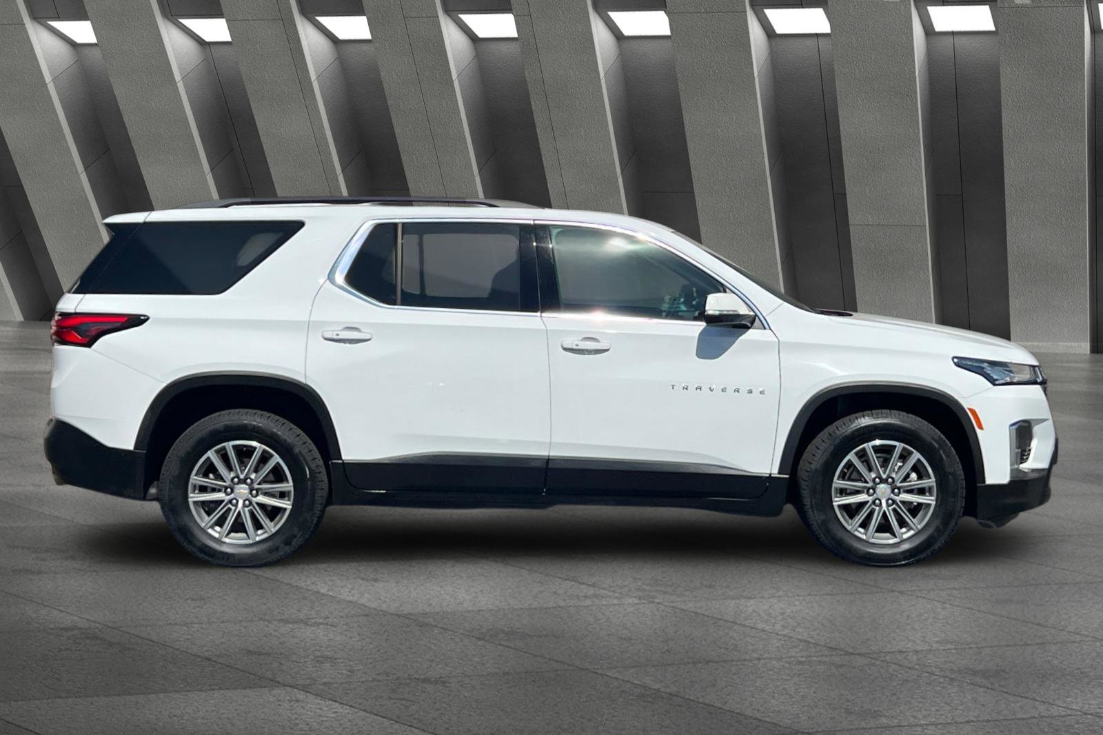 2023 Chevrolet Traverse Cloth photo 2