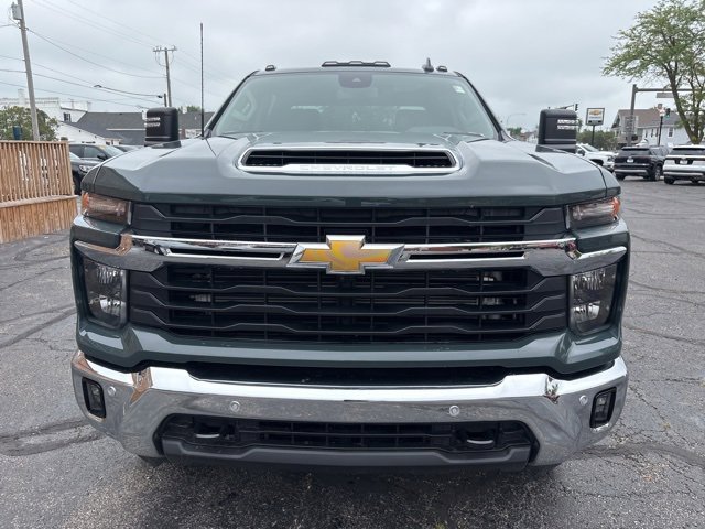 2025 Chevrolet Silverado 3500HD LT photo 2