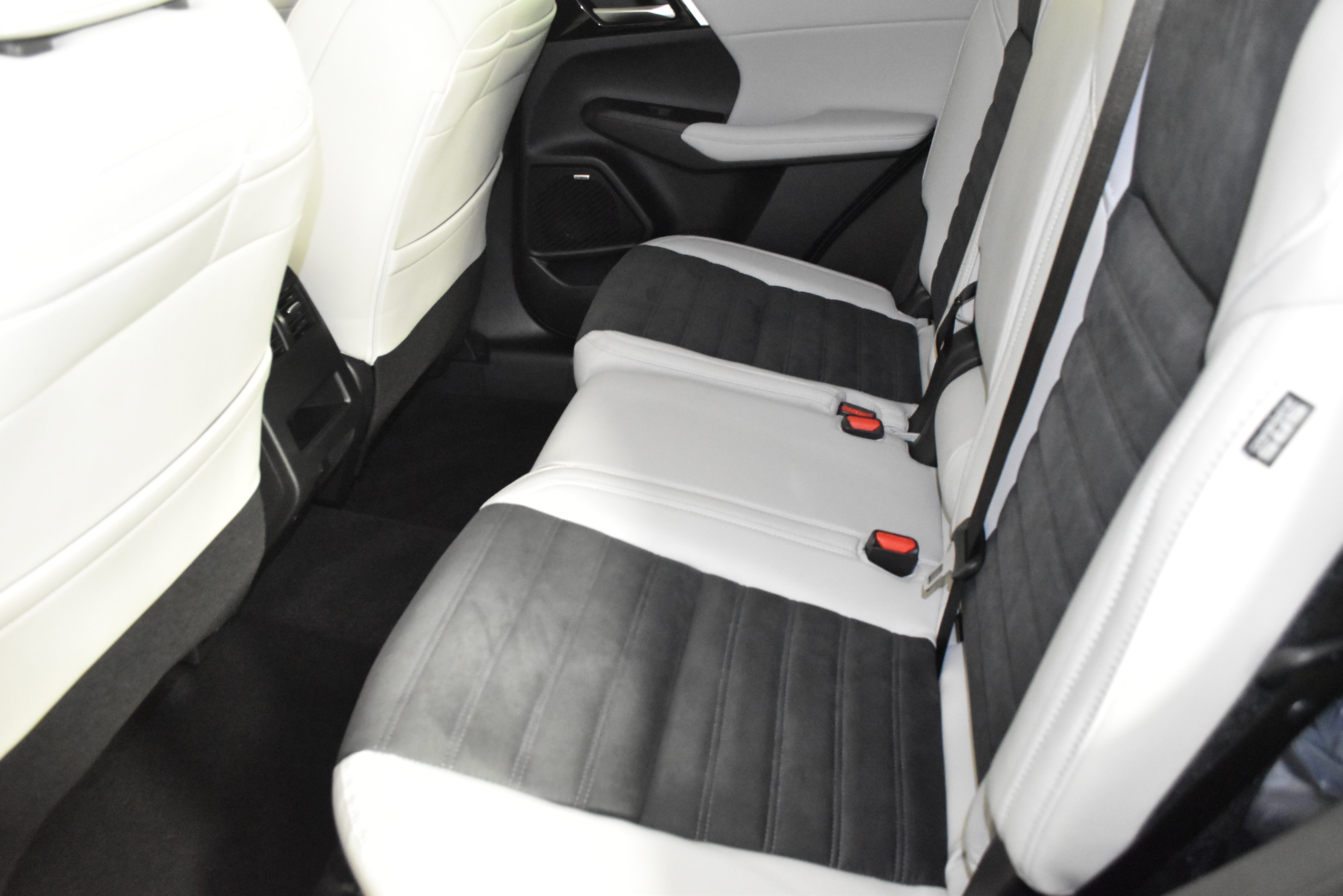 2025 Mitsubishi Outlander SE Ralliart photo 2