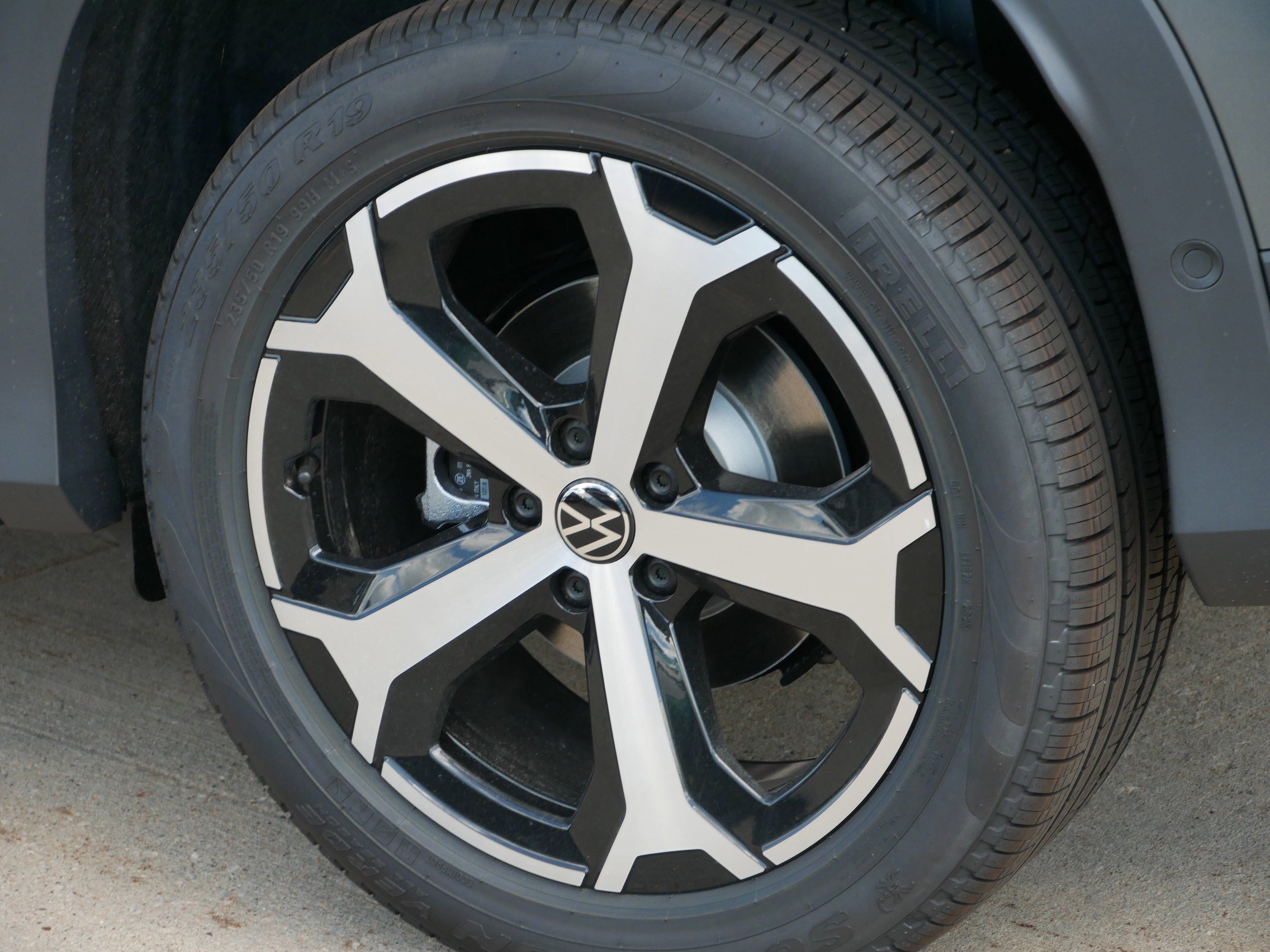 2025 Volkswagen Tiguan SE photo 3