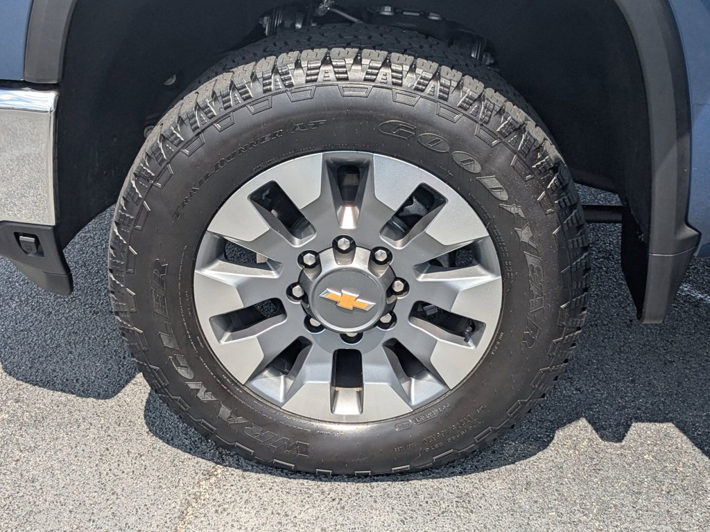 2025 Chevrolet Silverado 3500HD LT photo 4