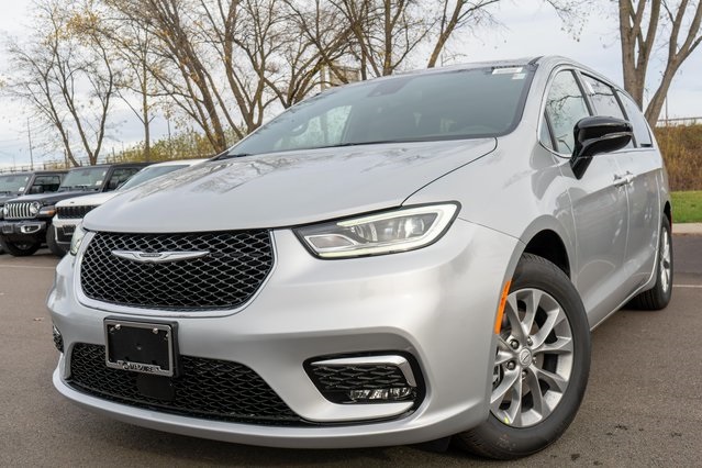 2026 Chrysler Pacifica Limited's photo