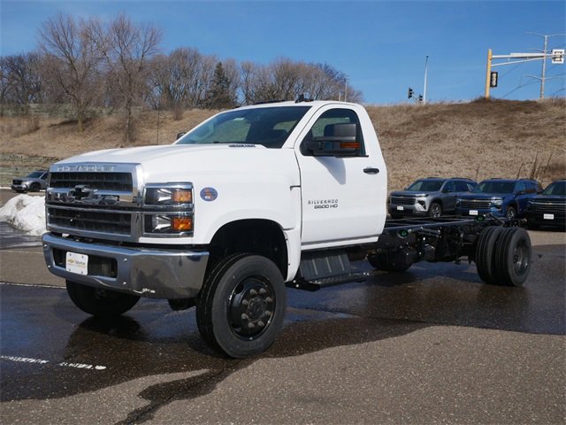2024 Chevrolet Silverado 5500HD LT photo 3