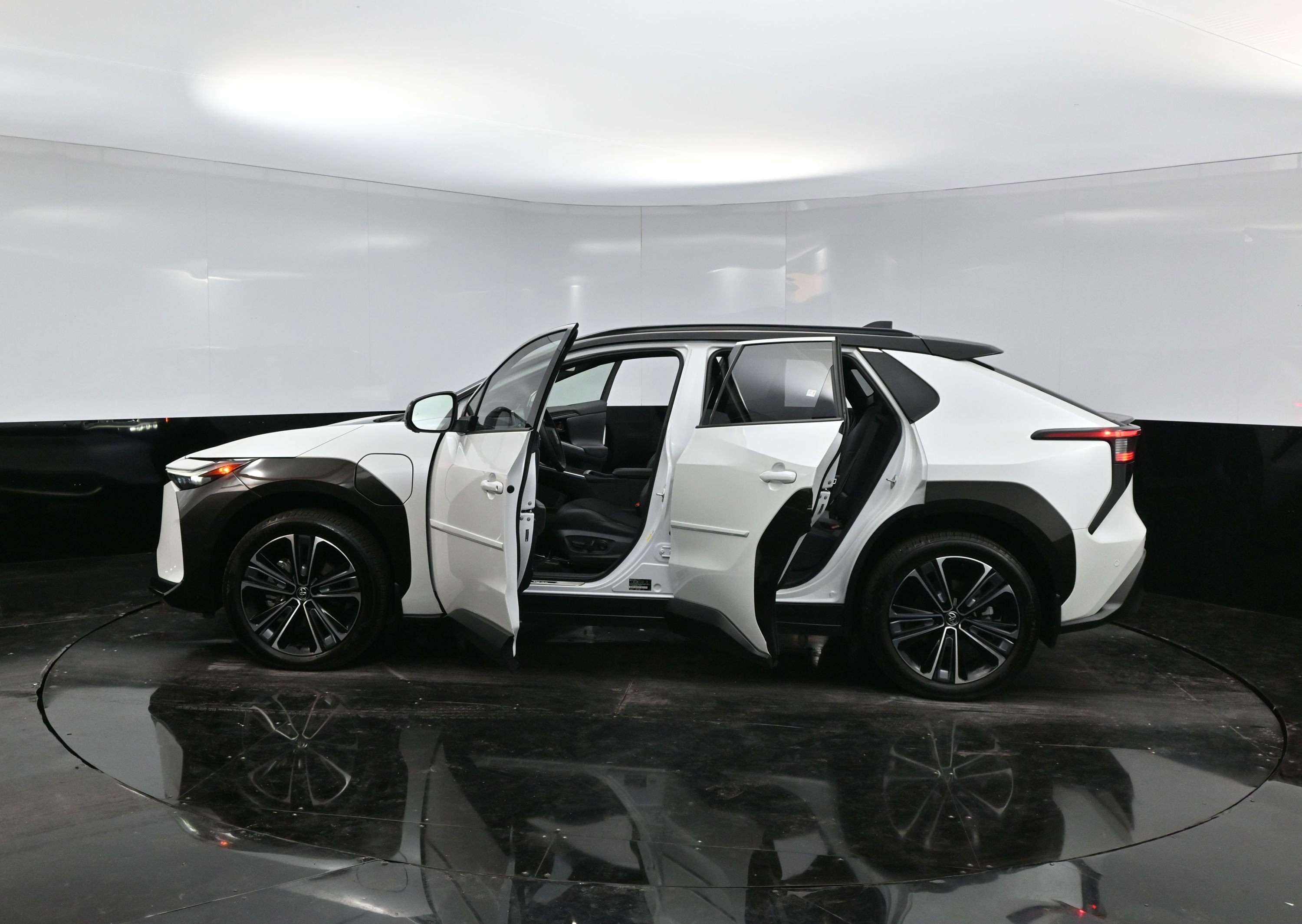 2024 Toyota bZ4X XLE photo 33