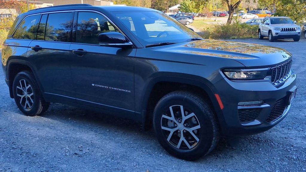 2025 Jeep Grand Cherokee Limited photo 4