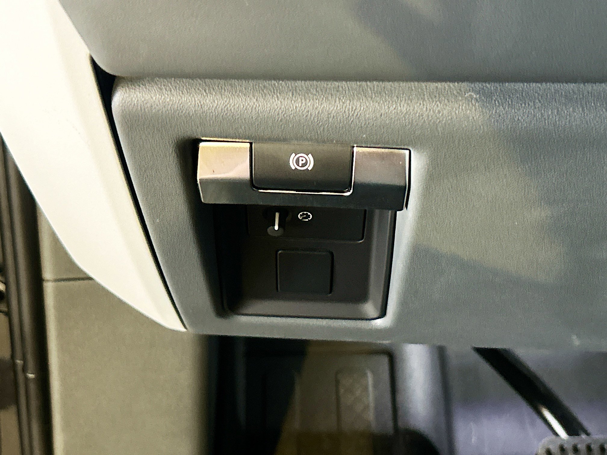 2025 Land Rover Defender 110 S photo 25