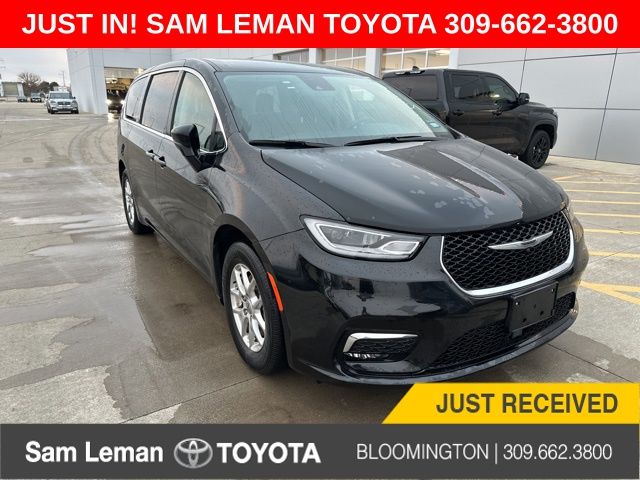 2024 Chrysler Pacifica Touring L's photo