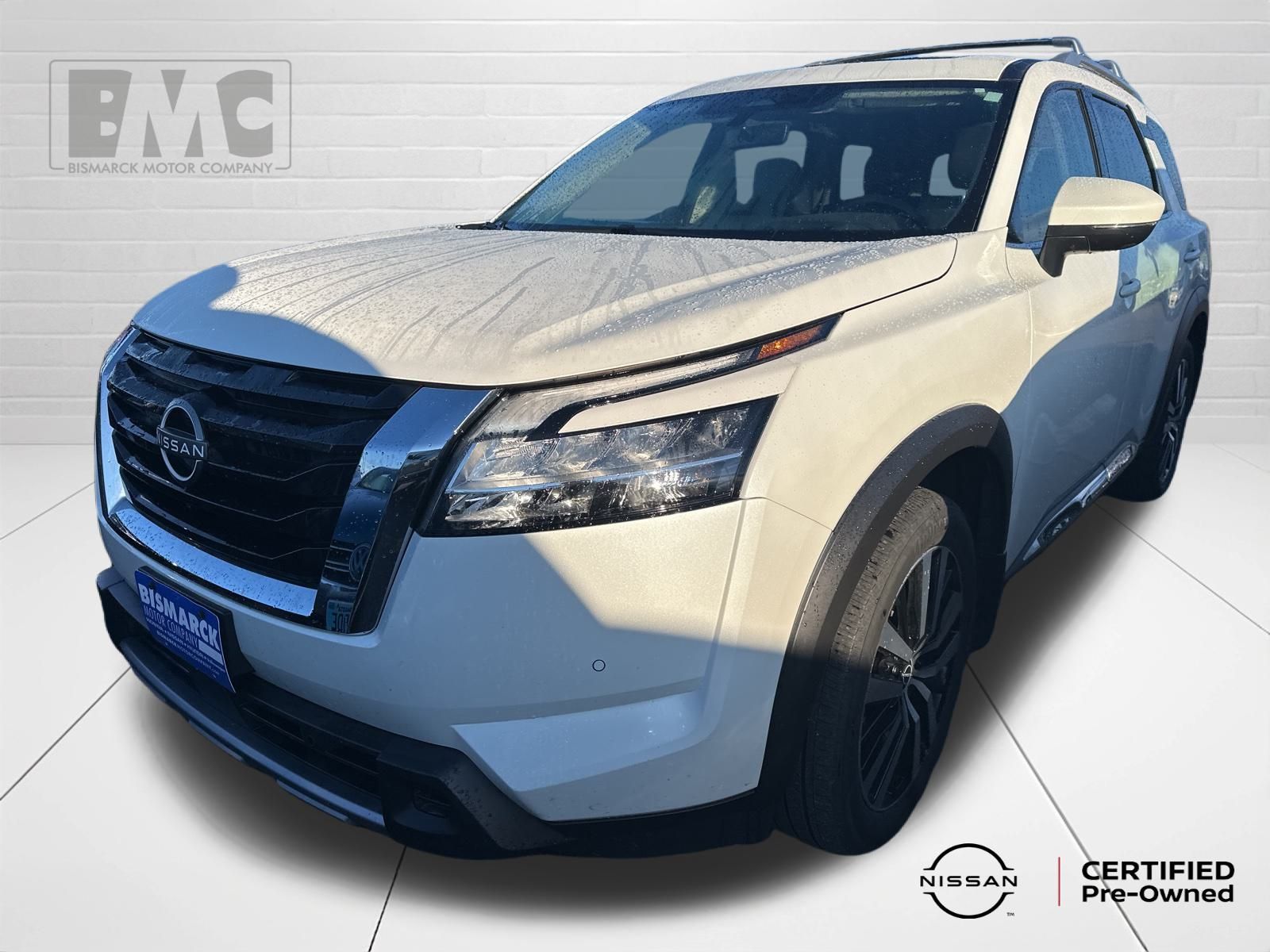 2023 Nissan Pathfinder Platinum's photo