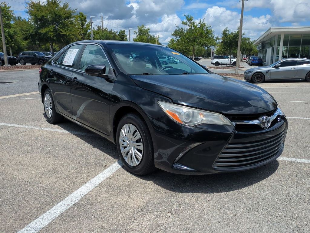 2017 Toyota Camry LE photo 3
