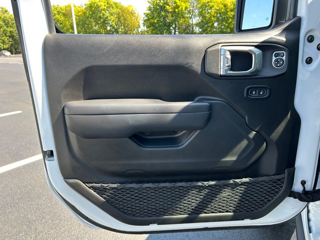 2025 Jeep Wrangler Rubicon photo 17