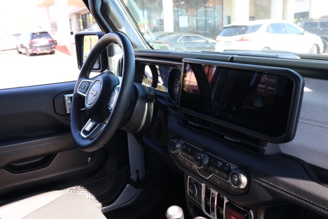 2024 Jeep Wrangler Sahara photo 17