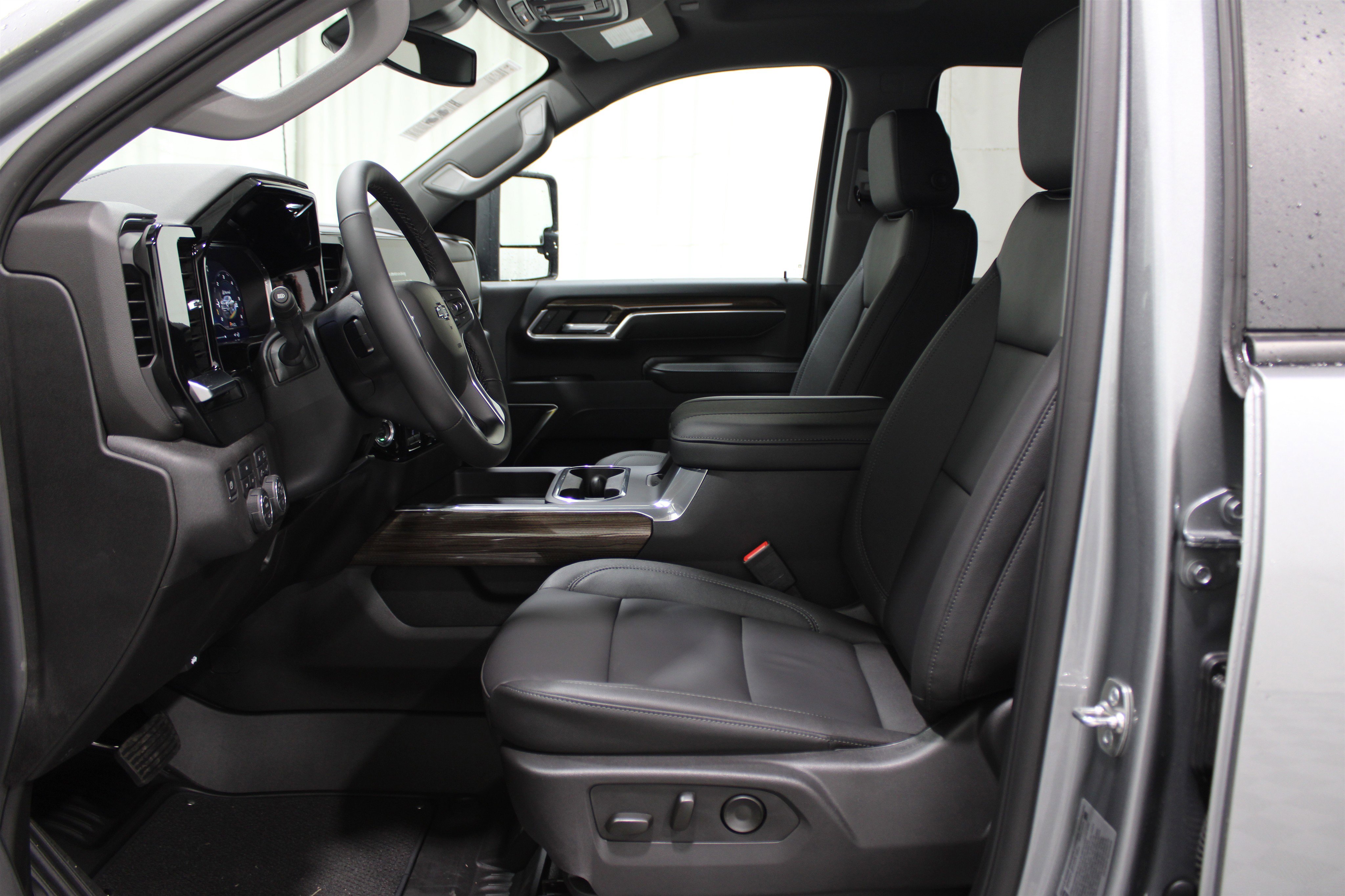 2025 Chevrolet Silverado 2500HD LT photo 2