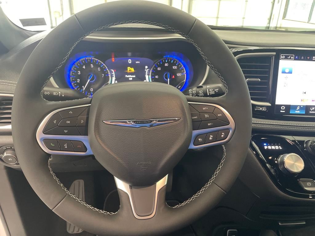 2025 Chrysler Pacifica LE photo 14
