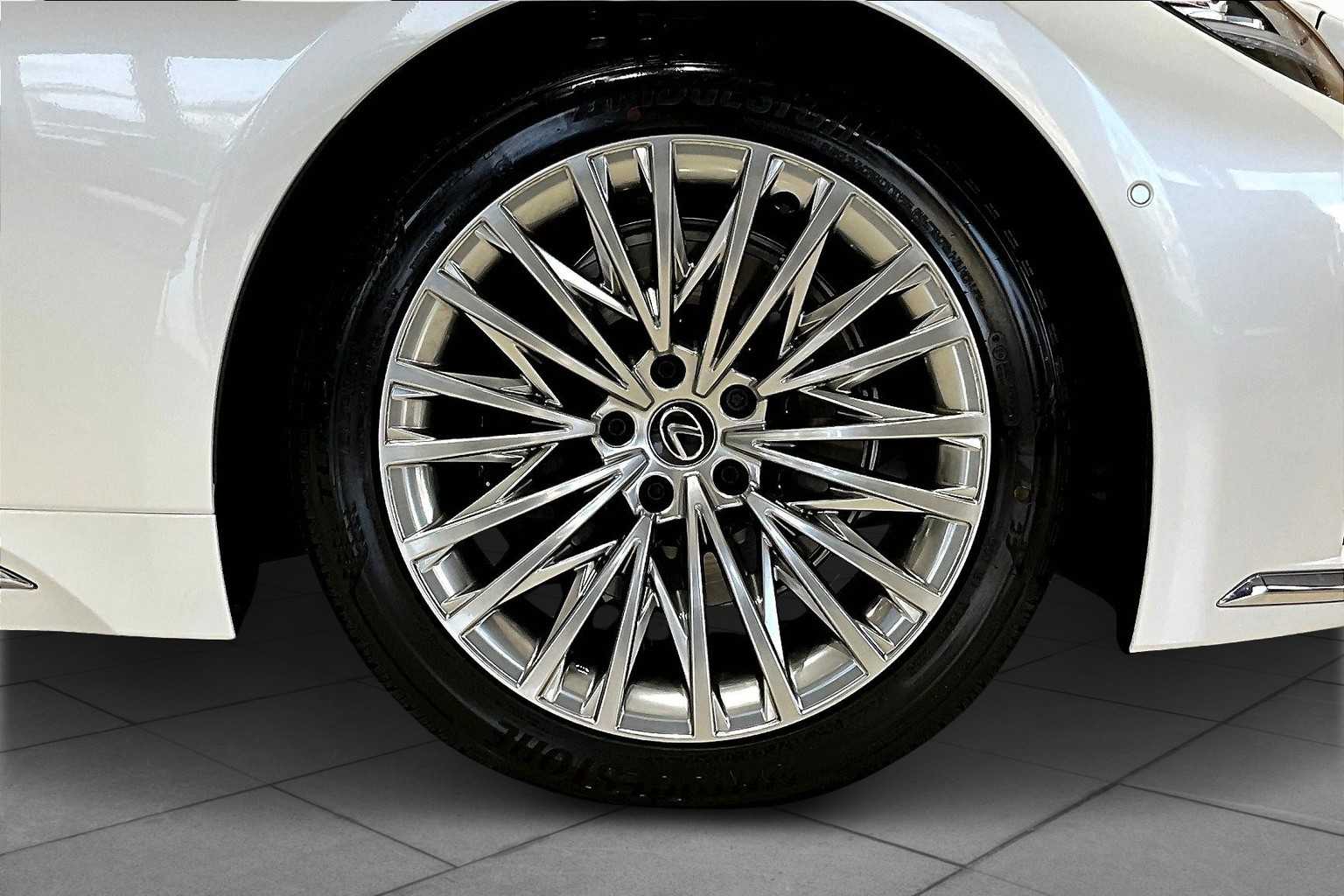 2025 Lexus LS 500 photo 8