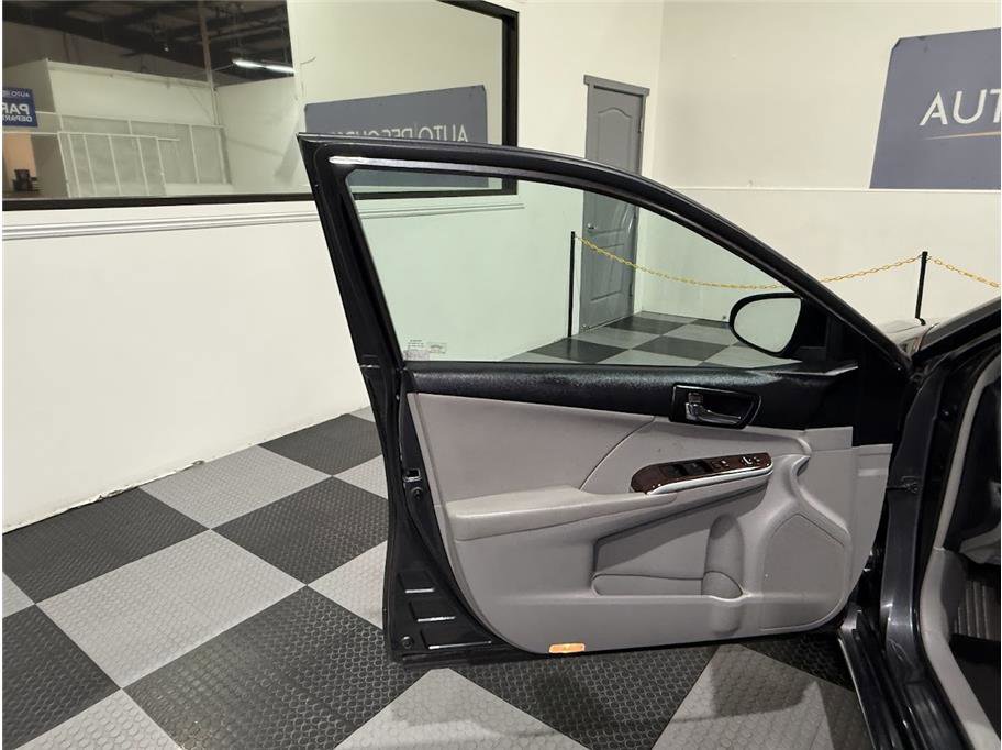 2012 Toyota Camry XLE photo 12
