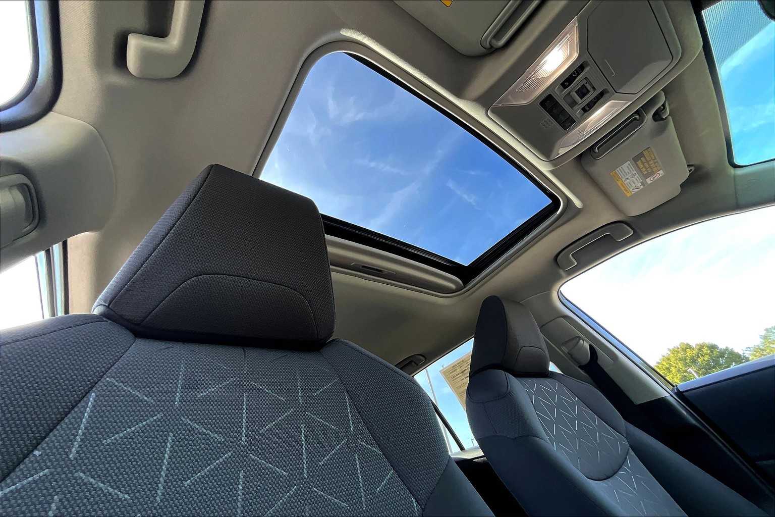 2022 Toyota RAV4 Hybrid XLE photo 12