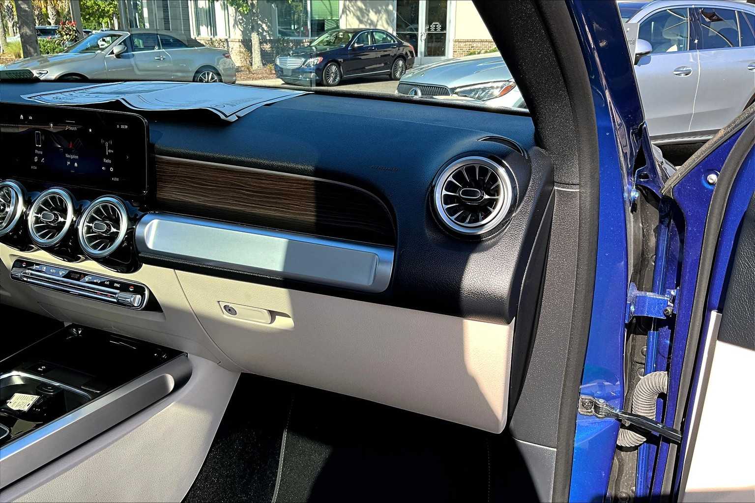2025 Mercedes Benz GLB 250 photo 17