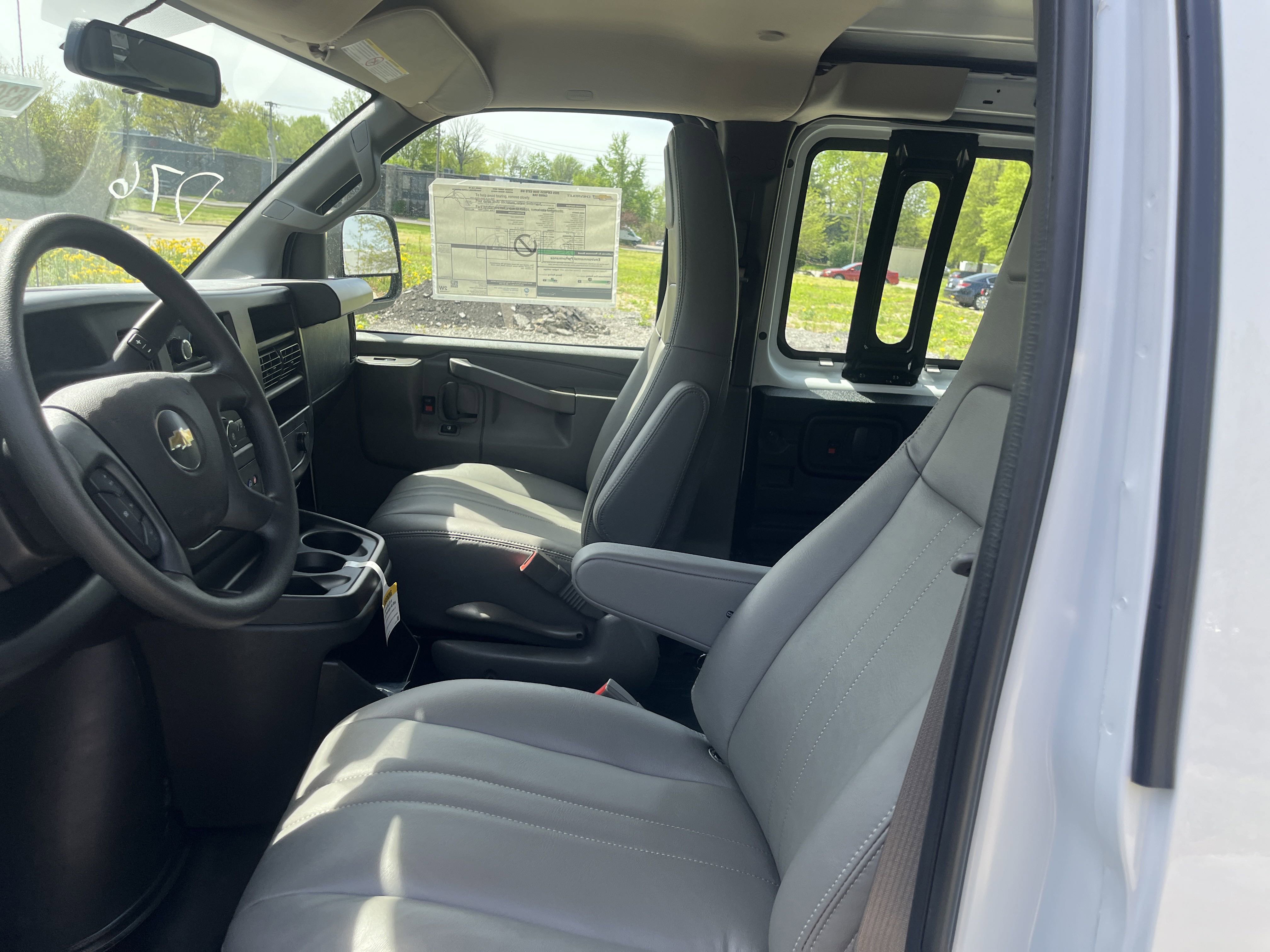 2025 Chevrolet Express Cargo 3500 photo 4