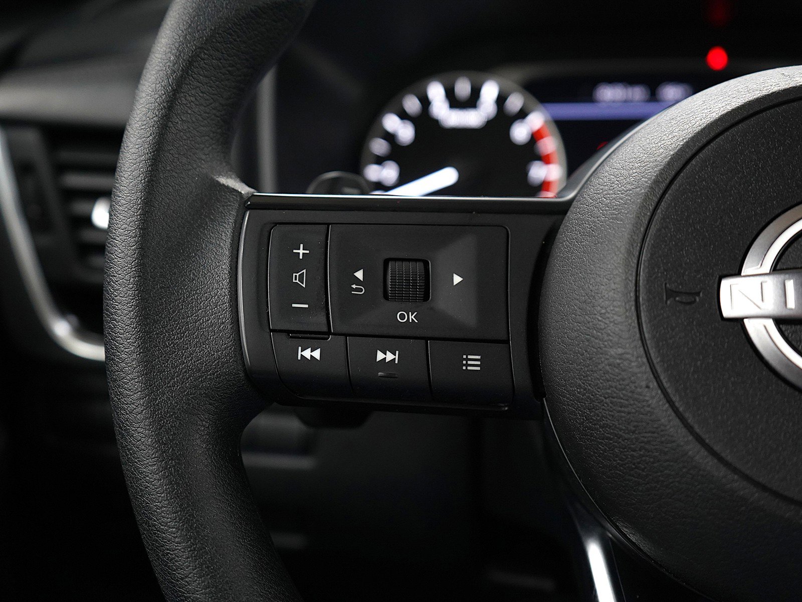 2024 Nissan Rogue SV photo 23